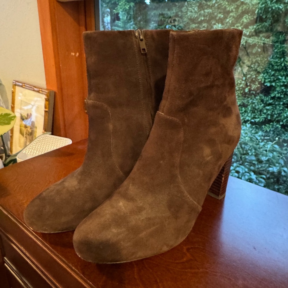 Vince brown suede booties, sz 8/38.5